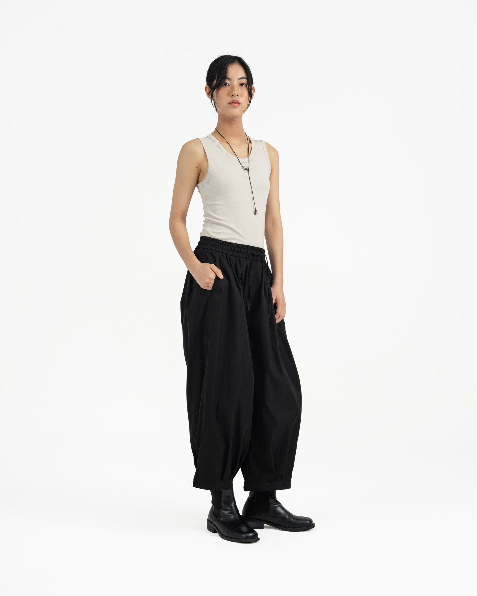Pleated Balloon Jogger 2.0 - Black - G R A Y E
