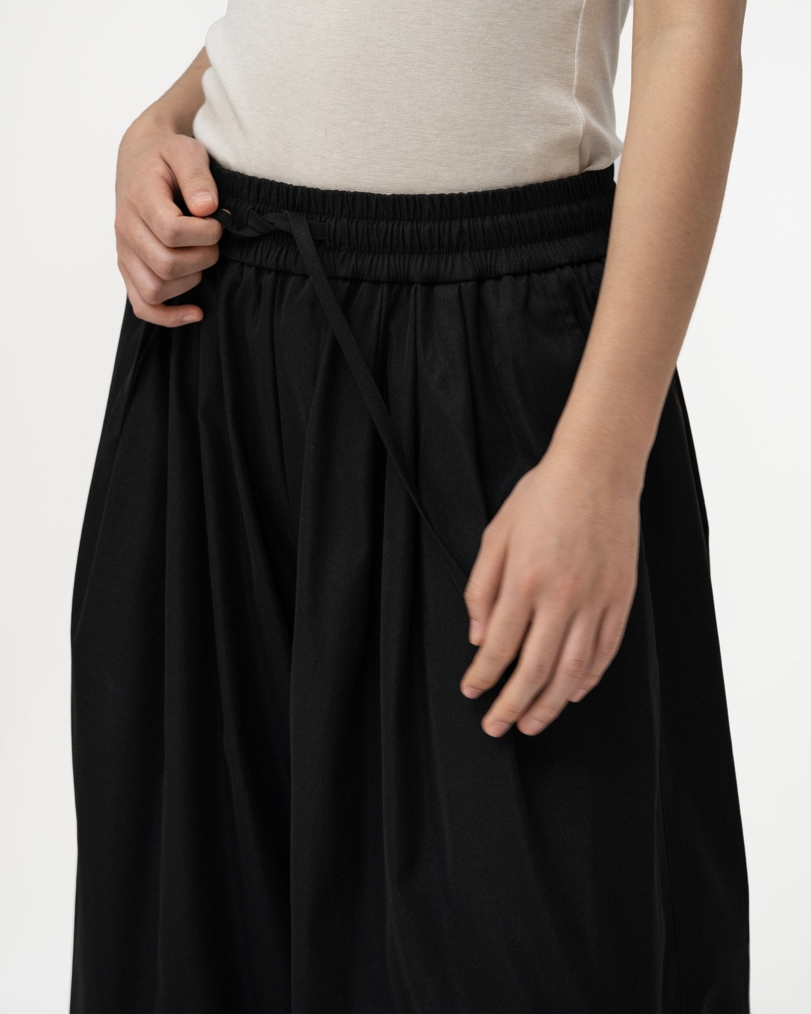 Pleated Balloon Jogger 2.0 - Black - G R A Y E