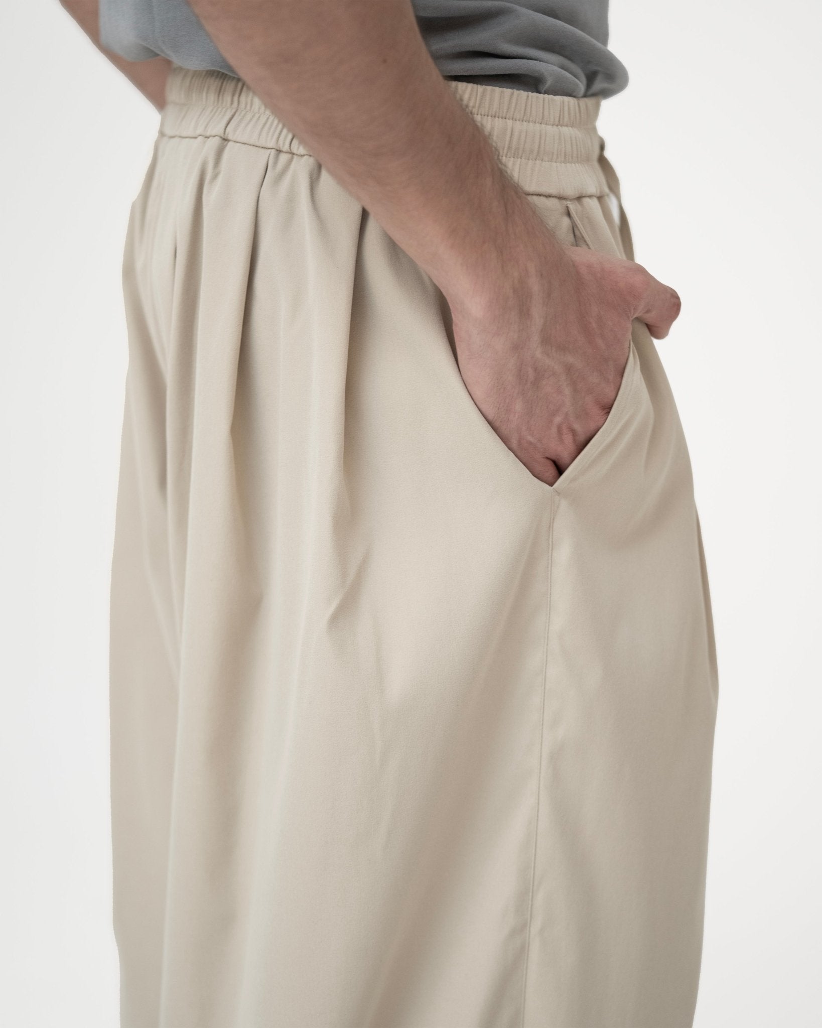 Pleated Balloon Jogger 2.0 - Sand - G R A Y E