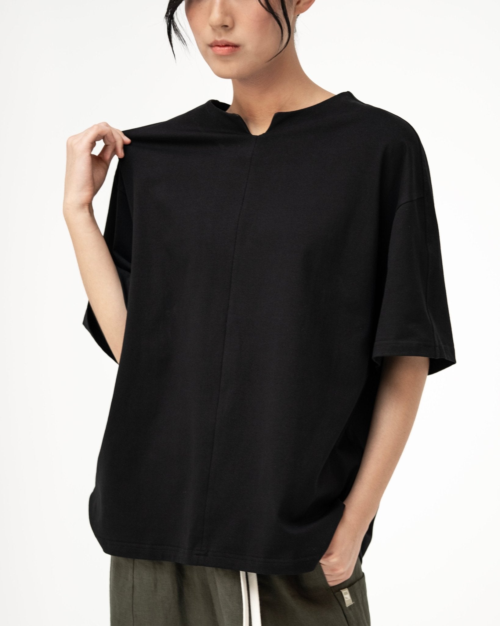 V Placket Tee 2.0 - Black - G R A Y E