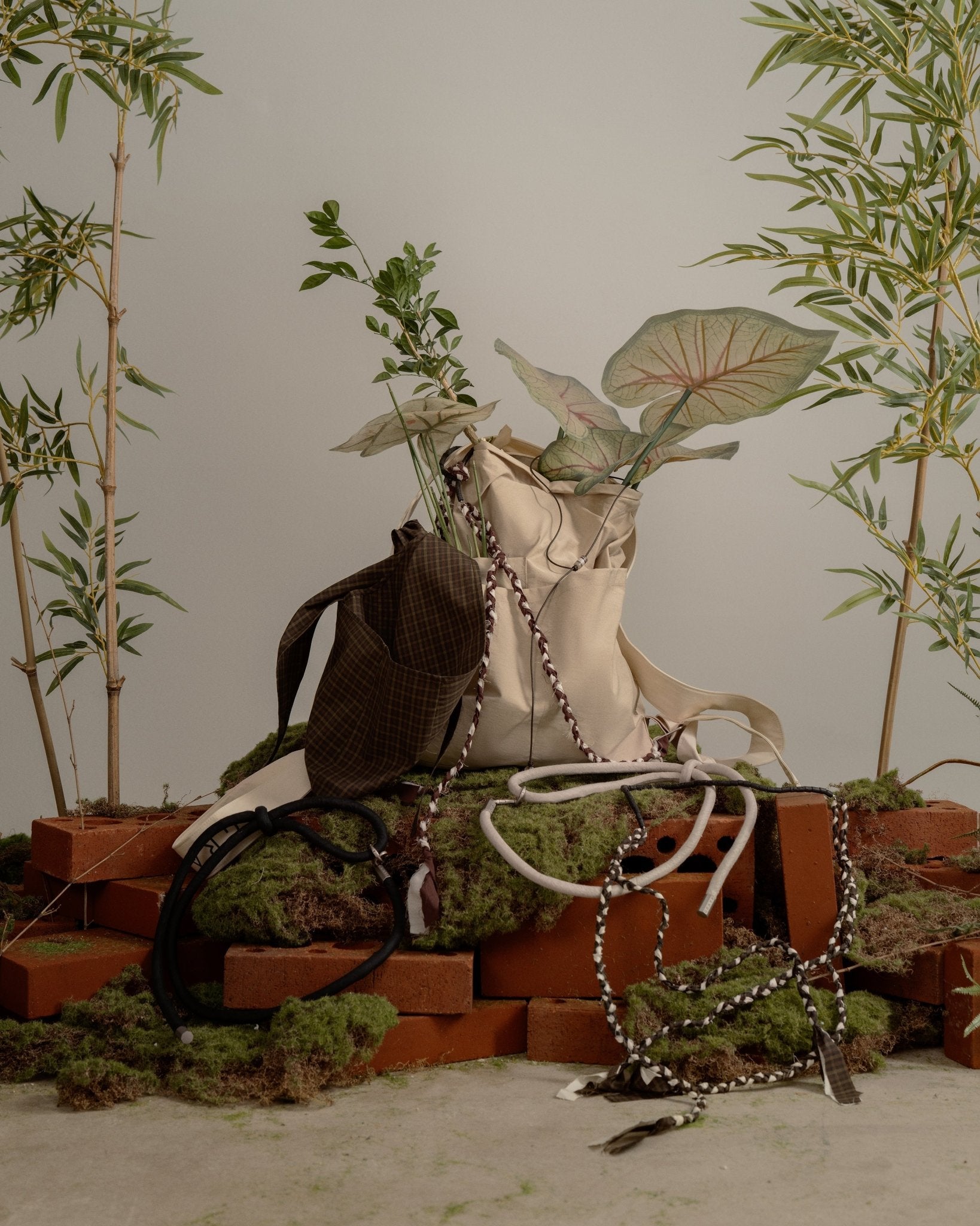 NOMADIC ARTEFACTS - G R A Y E
