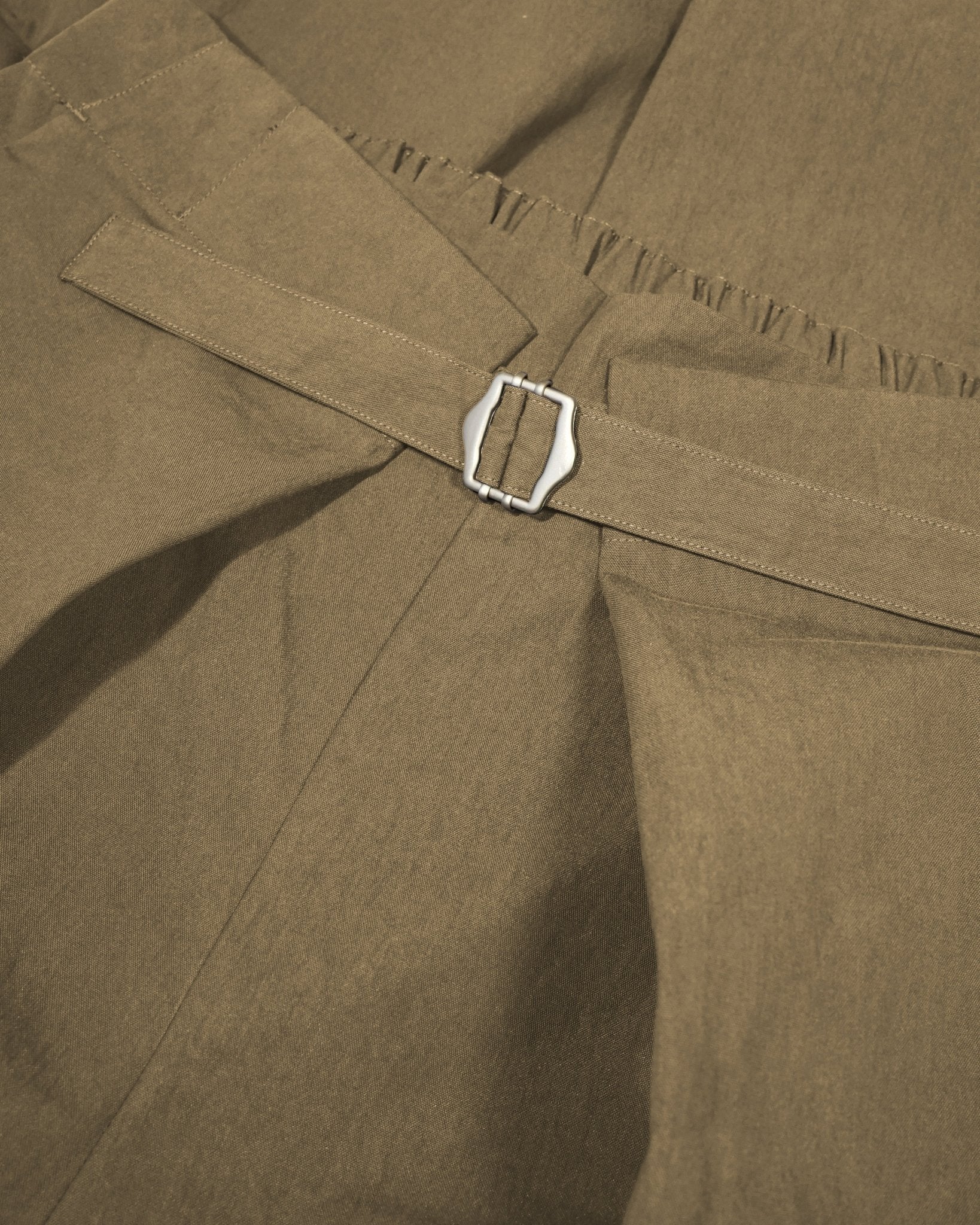 Adjustable Pleated Trousers 2.0 - Khaki - G R A Y E