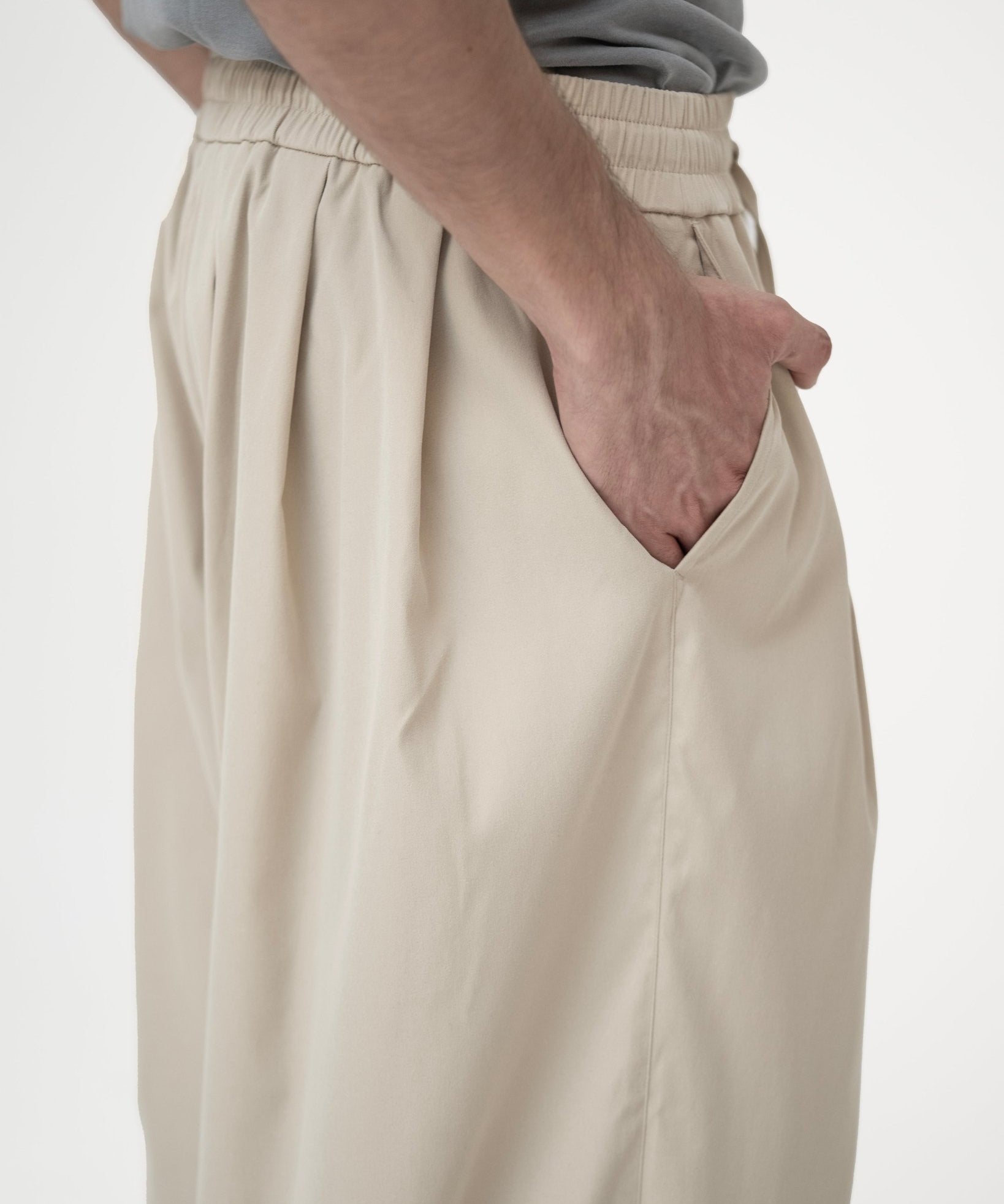 Pleated Balloon Jogger 2.0 - Sand - G R A Y E