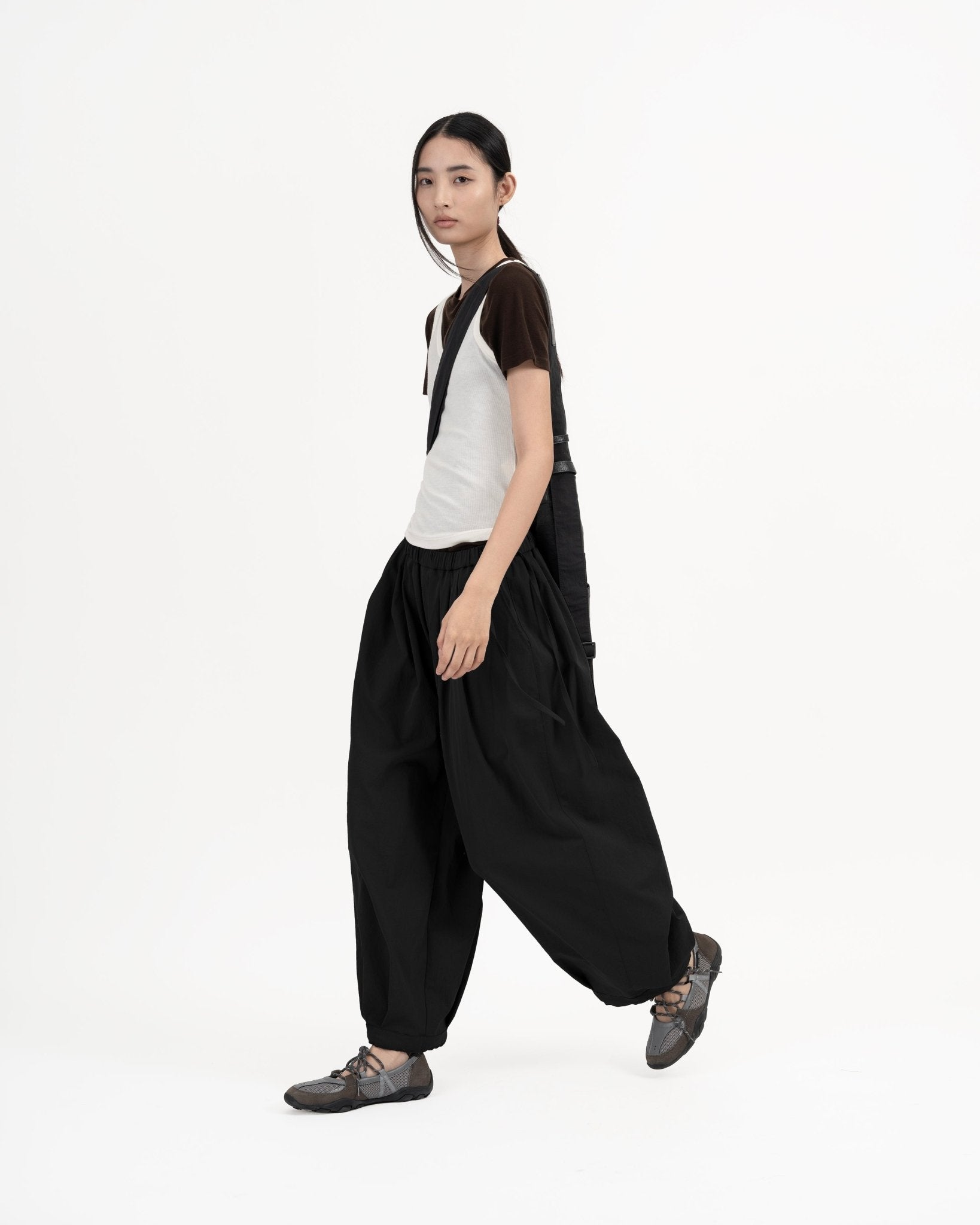 Pleated Balloon Jogger 3.0 - Black - G R A Y E