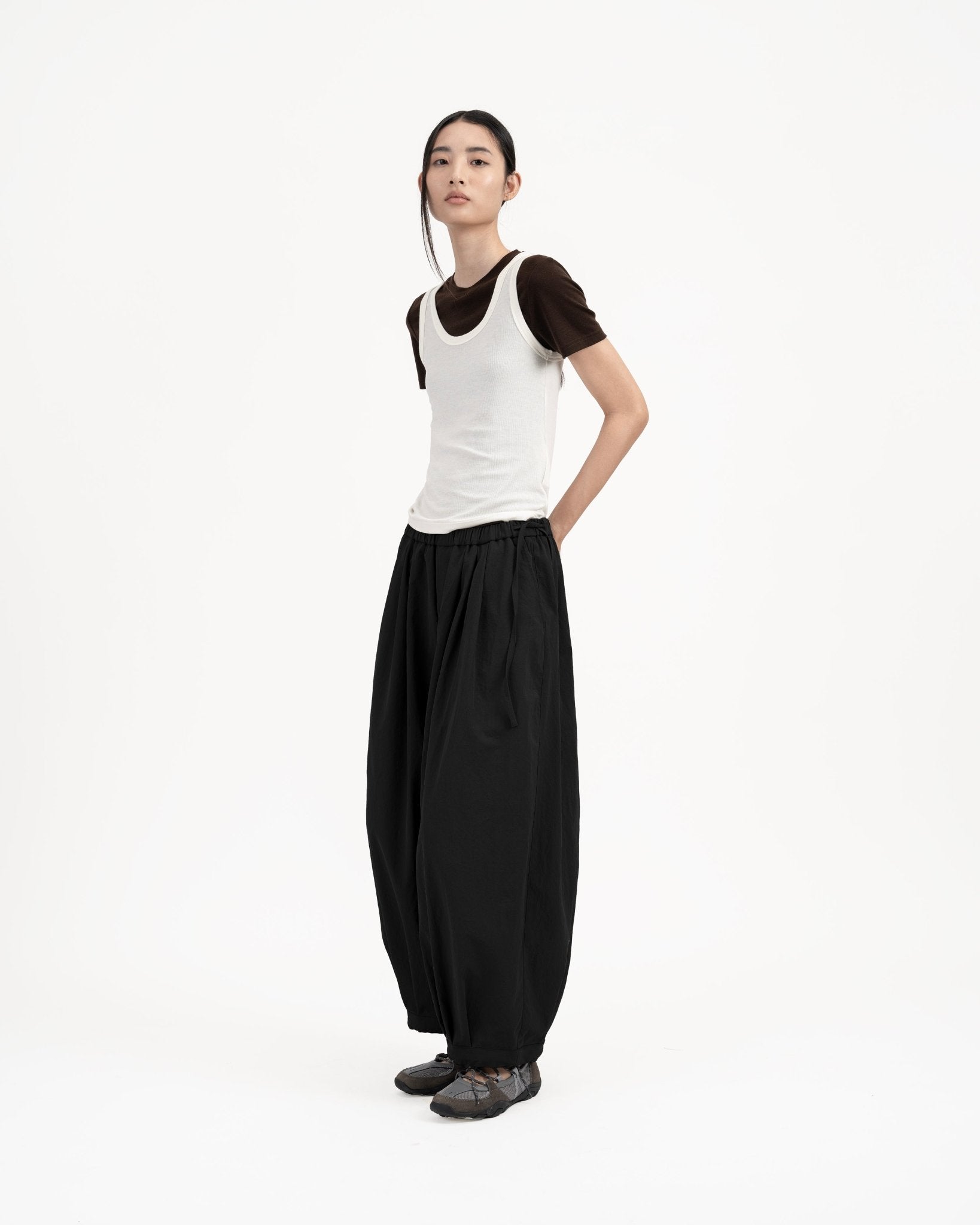 Pleated Balloon Jogger 3.0 - Black - G R A Y E