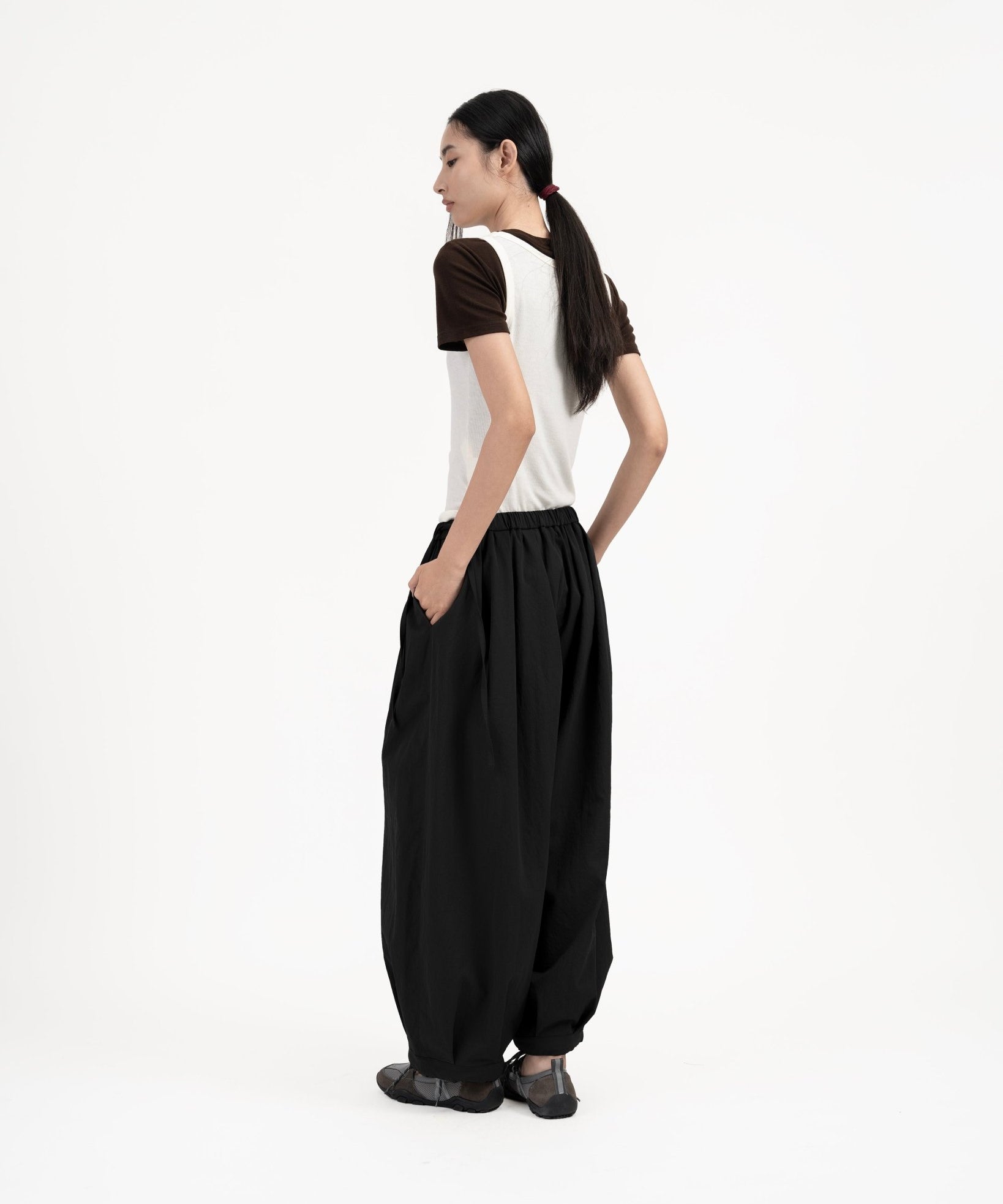 Pleated Balloon Jogger 3.0 - Black - G R A Y E