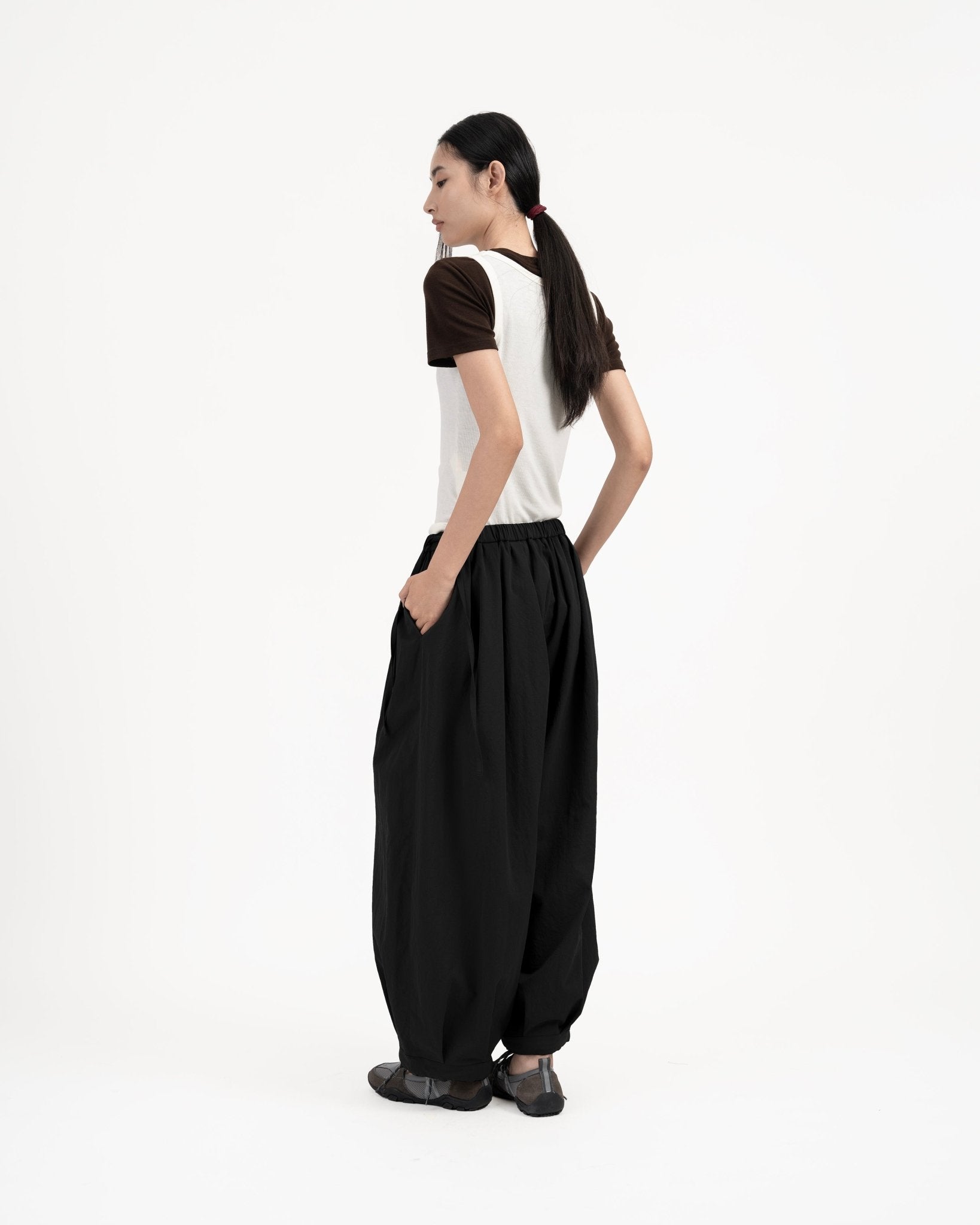 Pleated Balloon Jogger 3.0 - Black - G R A Y E