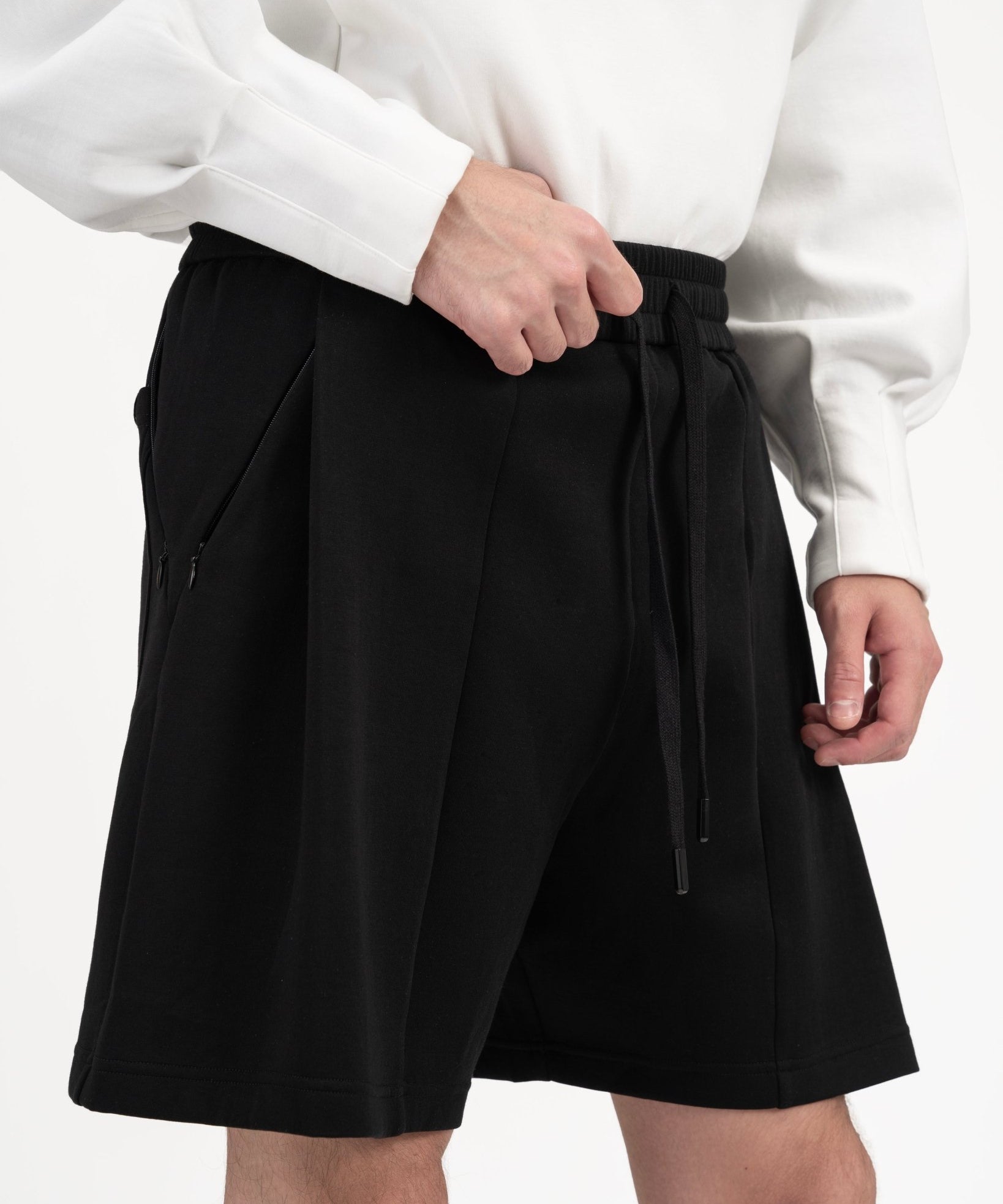 Pleated Sweatshorts - Black - G R A Y E