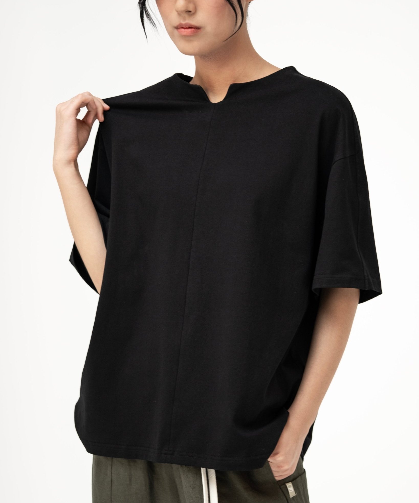 V Placket Tee 2.0 - Black - G R A Y E